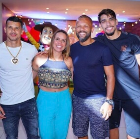 Marcelo Paqueta with his wife and sons.